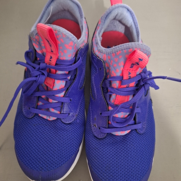Girls under armour shoes, size 4y - Picture 2 of 5